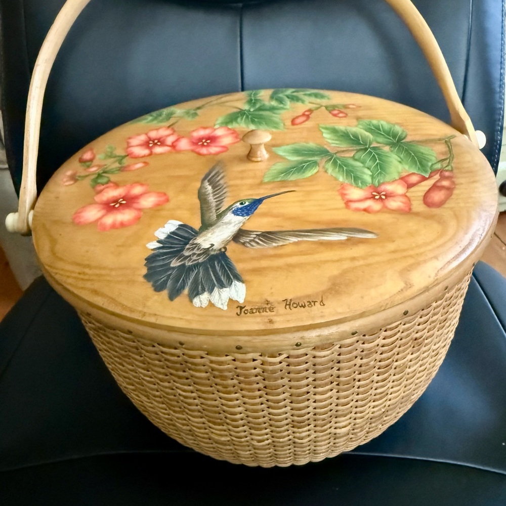 Nantucket basket with hand painted wood lid